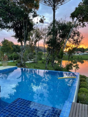 Casa de campo com piscina em meio à natureza